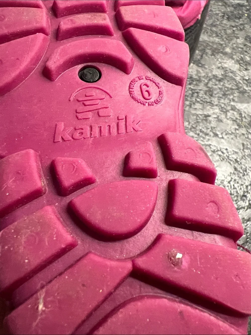 Kamik Girls Fuchsia Pink Insulated Snow Boots. Size 6. Strap closure